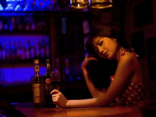 酒吧女郎跳舞视频,酒吧女郎激情热舞瞬间回顾