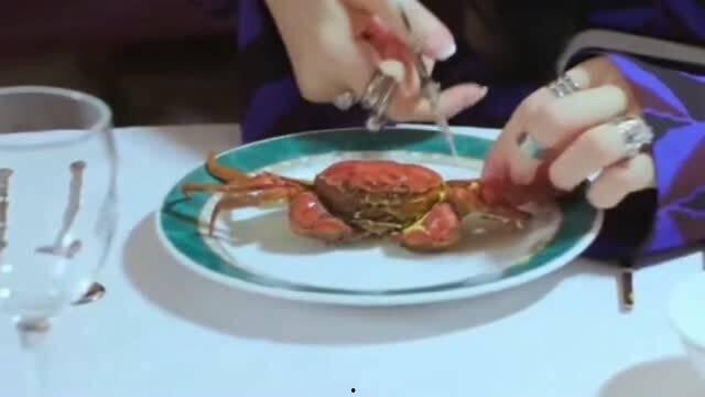 戚薇吃螃蟹视频,美味与挑战并存！