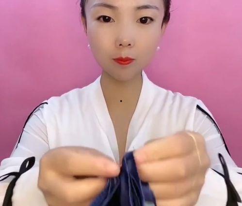 小方巾怎么系视频,轻松掌握时尚搭配技巧