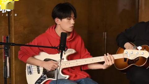 易烊千玺唱歌视频,音乐魅力瞬间绽放